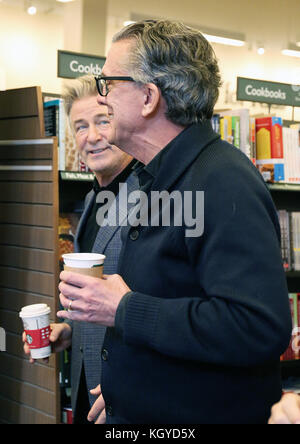 Princeton, NJ, USA. Nov. 2017. Alec Baldwin und Kurt Andersen picturierten bei Barnes and Noble für eine Buchunterzeichnungsveranstaltung für das neue Buch "You Can't Spell America Without Me" in Princeton, New Jersey am 10. November 2017 Credit: Star Shooter/Media Punch/Alamy Live News Stockfoto