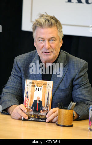 Princeton, NJ, USA. Nov. 2017. Alec Baldwin und Kurt Andersen picturierten bei Barnes and Noble für eine Buchunterzeichnungsveranstaltung für das neue Buch "You Can't Spell America Without Me" in Princeton, New Jersey am 10. November 2017 Credit: Star Shooter/Media Punch/Alamy Live News Stockfoto