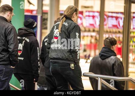 München, Bayern, Deutschland. November 2017. Eine neonazistische Gruppe, die als „Soldaten von Odin“ bekannt ist, begann in München Straßenpatrouillen. Die Gruppe wurde zuerst am Bahnhof Pasing und dann in Stachus gesichtet. Zahlreiche Jugendliche in Pasing berichteten, dass die Gruppe in unmittelbarer Nähe stand, während sie starrte und häufige, nahe gelegene Pässe machte. Die Sicherheitskräfte der Deutschen Bahn wurden auf ihre Anwesenheit aufmerksam gemacht und mindestens ein Mitglied könnte bewaffnet sein (mit freiliegenden Holstern unter seiner Jacke zu sehen (siehe Fotos). Die Soldaten von Odin stammen aus Kemi, Finnland, als Anti-Immigranten-Vigilante gr Stockfoto