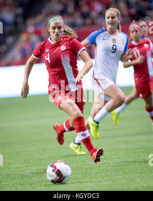 Vancouver, Kanada. 09 Nov, 2017. Team Canada Shelina Zadorsky (4) läuft mit der Kugel während der Fußball der Frauen Spiel zwischen Kanada und den USA an der BC Place in Vancouver, Kanada. Dom Gagne/CSM/Alamy leben Nachrichten Stockfoto