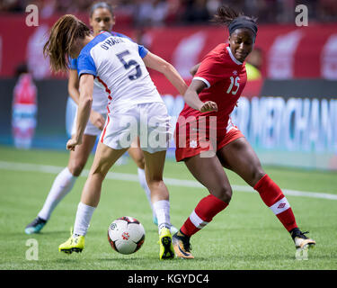 Vancouver, Kanada. 09 Nov, 2017. Team Canada Nichelle Prince (15) und Team USA Kelley O'Hara (5) kämpfen um den Ball während der Fußball der Frauen Spiel zwischen Kanada und den USA an der BC Place in Vancouver, Kanada. Dom Gagne/CSM/Alamy leben Nachrichten Stockfoto