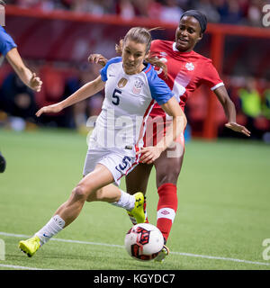 Vancouver, Kanada. 09 Nov, 2017. Team Canada Nichelle Prince (15) und Team USA Kelley O'Hara (5) kämpfen um den Ball während der Fußball der Frauen Spiel zwischen Kanada und den USA an der BC Place in Vancouver, Kanada. Dom Gagne/CSM/Alamy leben Nachrichten Stockfoto