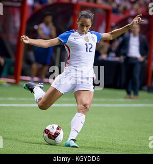 Vancouver, Kanada. 09 Nov, 2017. Team USA Lynn Williams (12) kickt den Ball während der Fußball der Frauen Spiel zwischen Kanada und den USA an der BC Place in Vancouver, Kanada. Dom Gagne/CSM/Alamy leben Nachrichten Stockfoto