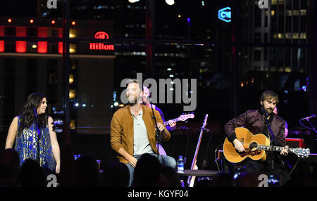 Nashville, Tennessee, USA. November 2017. Charles Kelley, Hillary Scott, Dave Haywood, Lady Antebellum. Das Hilton beherbergt Lady Antebellum mit einer Vorstellung in der Country Music Hall of Fame und Museum. Dara-Michelle Farr/AdMedia/ZUMA Wire/Alamy Live News Stockfoto