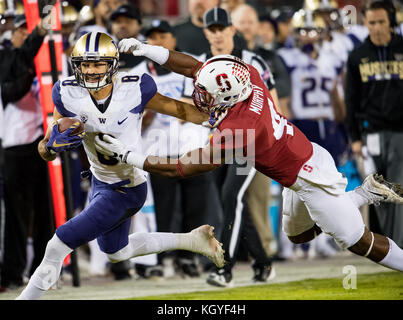 Stanford, Kalifornien, USA. 10 Nov, 2017. Washington Huskies wide receiver Dante Pettis (8) zieht weg von Stanford Kardinal cornerback Alameen Murphy (4), während ein NCAA Football Spiel zwischen den Washington Schlittenhunde und das Stanford Kardinal an der Stanford Stadium in Stanford, Kalifornien. Valerie Shoaps/CSM/Alamy leben Nachrichten Stockfoto