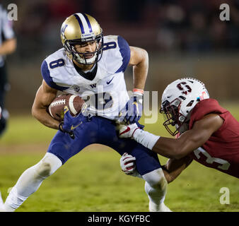 Stanford, Kalifornien, USA. 10 Nov, 2017. Washington Huskies wide receiver Dante Pettis (8) Bricht eine angehen, während einer NCAA Football Spiel zwischen den Washington Schlittenhunde und das Stanford Kardinal an der Stanford Stadium in Stanford, Kalifornien. Valerie Shoaps/CSM/Alamy leben Nachrichten Stockfoto