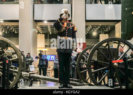 London, Großbritannien. 11 Nov, 2017 eine königliche Marine Hornist spielt den letzten Post und reveille im Imperial War Museum London, bevor die beiden schweigeminute Einhaltung als Teil der Armistice Day, der jedes Jahr am 11. November gefeiert wird Ende des ersten Weltkrieges und dem Waffenstillstandsabkommen zwischen den Alliierten des Ersten Weltkriegs und Deutschland Kredit unterzeichnet zu markieren: Amer ghazzal/alamy leben Nachrichten Stockfoto