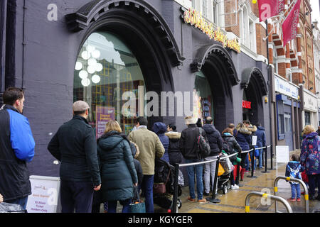 Stratford, London, UK. 11 Nov, 2017. Dutzende von Familie und Kinder zu einer Welt in einem Buch in der Geschichte entdecken Zentrum für Kinder mit Julia Donaldson ist ein Autor und Axel Scheffler ist eine in Deutschland geborene Illustrator und Animation 11. November 2017, Stratford, London, UK Credit: Siehe li/alamy leben Nachrichten Stockfoto