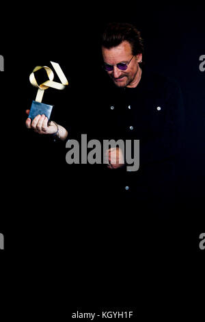 Madrid, Spanien. Nov. 2017. Bono beim Presseraum 40 Music Awards im WiZink Center am 10. November 2017 in Madrid, Spanien. Credit: Jimmy Olsen/Media Punch ***No Spain***/Alamy Live News Stockfoto