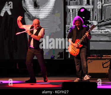 Boca Raton. 10 Nov, 2017. Jethro Tull an der Mizner Park Amphitheater am 10. November 2017 durchführen, in Boca Raton, Florida. Quelle: MPI04/Medien Punch/Alamy leben Nachrichten Stockfoto