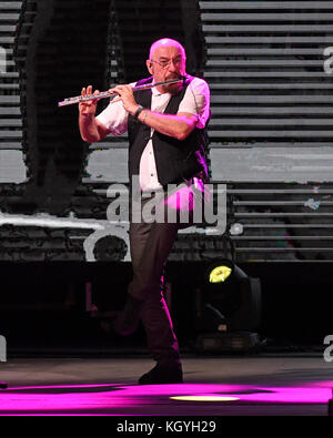 Boca Raton. 10 Nov, 2017. Jethro Tull an der Mizner Park Amphitheater am 10. November 2017 durchführen, in Boca Raton, Florida. Quelle: MPI04/Medien Punch/Alamy leben Nachrichten Stockfoto