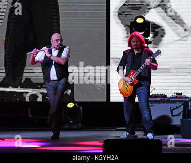 Boca Raton. 10 Nov, 2017. Jethro Tull an der Mizner Park Amphitheater am 10. November 2017 durchführen, in Boca Raton, Florida. Quelle: MPI04/Medien Punch/Alamy leben Nachrichten Stockfoto