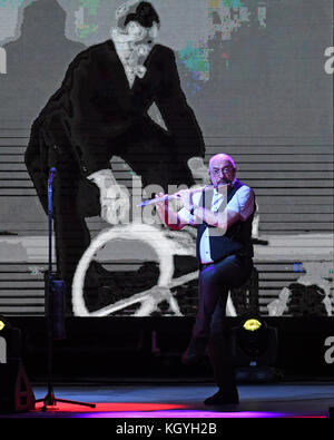 Boca Raton. 10 Nov, 2017. Jethro Tull an der Mizner Park Amphitheater am 10. November 2017 durchführen, in Boca Raton, Florida. Quelle: MPI04/Medien Punch/Alamy leben Nachrichten Stockfoto