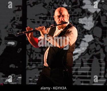 Boca Raton. 10 Nov, 2017. Jethro Tull an der Mizner Park Amphitheater am 10. November 2017 durchführen, in Boca Raton, Florida. Quelle: MPI04/Medien Punch/Alamy leben Nachrichten Stockfoto