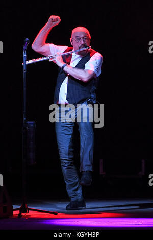 Boca Raton. 10 Nov, 2017. Jethro Tull an der Mizner Park Amphitheater am 10. November 2017 durchführen, in Boca Raton, Florida. Quelle: MPI04/Medien Punch/Alamy leben Nachrichten Stockfoto