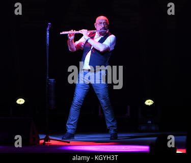 Boca Raton. 10 Nov, 2017. Jethro Tull an der Mizner Park Amphitheater am 10. November 2017 durchführen, in Boca Raton, Florida. Quelle: MPI04/Medien Punch/Alamy leben Nachrichten Stockfoto