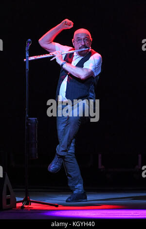 Boca Raton. 10 Nov, 2017. Jethro Tull an der Mizner Park Amphitheater am 10. November 2017 durchführen, in Boca Raton, Florida. Quelle: MPI04/Medien Punch/Alamy leben Nachrichten Stockfoto