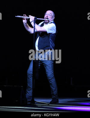 Boca Raton. 10 Nov, 2017. Jethro Tull an der Mizner Park Amphitheater am 10. November 2017 durchführen, in Boca Raton, Florida. Quelle: MPI04/Medien Punch/Alamy leben Nachrichten Stockfoto