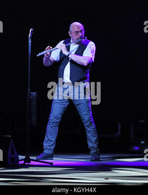 Boca Raton. 10 Nov, 2017. Jethro Tull an der Mizner Park Amphitheater am 10. November 2017 durchführen, in Boca Raton, Florida. Quelle: MPI04/Medien Punch/Alamy leben Nachrichten Stockfoto