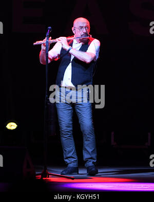 Boca Raton. 10 Nov, 2017. Jethro Tull an der Mizner Park Amphitheater am 10. November 2017 durchführen, in Boca Raton, Florida. Quelle: MPI04/Medien Punch/Alamy leben Nachrichten Stockfoto