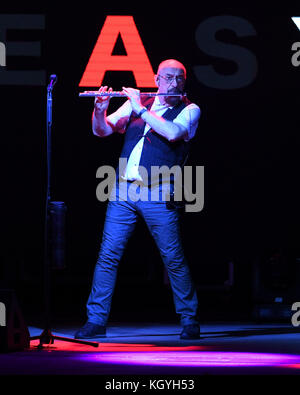 Boca Raton. 10 Nov, 2017. Jethro Tull an der Mizner Park Amphitheater am 10. November 2017 durchführen, in Boca Raton, Florida. Quelle: MPI04/Medien Punch/Alamy leben Nachrichten Stockfoto