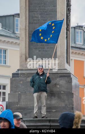 Warschau, Polen. 11 Nov, 2017. Eine Demonstration zugunsten der Demokratie außerhalb der Königlichen Palast in Solidarität mit einem Mann, der sich selbst in Brand vor zwei Wochen in der Verzweiflung über den Zustand der polnischen Politik. Tag der Unabhängigkeit Polens, Warschau, Polen. Warschau, 11. Nov 2017. Credit: Guy Bell/Alamy leben Nachrichten Stockfoto