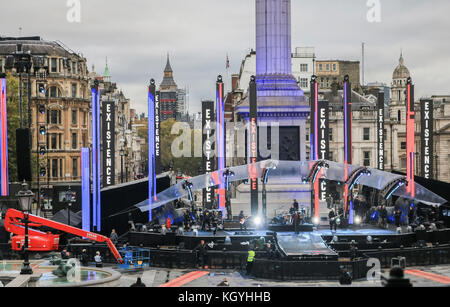 London, Großbritannien. 11 Nov, 2017. die Mitglieder der irischen Rockband U2 band Proben auf der Bühne in Trafalgar Square London für ihre bevorstehenden Konzert Credit: Amer ghazzal/alamy leben Nachrichten Stockfoto