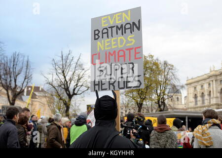 Wien, Österreich. November 11, 2017. Ab 6. November 17, 2017, der 23. UN-Klimakonferenz in Bonn statt. Die Menschen auf den Straßen weltweit für ihre Zukunft. In Wien, eine Demonstration unter dem Motto "Klima schützen - Stoppen der Verschiebung nach rechts'. 2.500 Teilnehmer erwartet wurden. Aufruf der Initiative System ändern nicht den Klimawandel. Bild zeigt einen Demonstrator trägt eine Tafel mit der Inschrift selbst BATMAN MUSS KLIMA SUPERHELDEN. Quelle: Franz Perc/Alamy leben Nachrichten Stockfoto