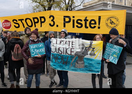 Wien, Österreich. 11. November 2017. Vom 6. Bis zum 17. November 2017 findet die UN-Klimakonferenz 23. in Bonn statt. Menschen gehen weltweit auf die Straße für ihre Zukunft. In Wien wurde eine Demonstration unter dem Motto "Klimaschutz - Stopp der Verlagerung nach rechts" durchgeführt. Es werden 2500 Teilnehmer erwartet. Forderung nach der Initiative "Systemänderung statt Klimawandel". Das Bild zeigt Demonstranten, die ein Banner mit der Aufschrift „das Bild zeigt ein Banner mit der Aufschrift „Stop 3. Runway“ halten. (Flughafen Wien) Guthaben: Franz Perc / Alamy Live News Stockfoto