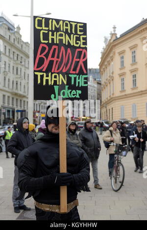 Wien, Österreich. November 11, 2017. Ab 6. November 17, 2017, der 23. UN-Klimakonferenz in Bonn statt. Die Menschen auf den Straßen weltweit für ihre Zukunft. In Wien, eine Demonstration unter dem Motto "Klima schützen - Stoppen der Verschiebung nach rechts'. 2.500 Teilnehmer erwartet wurden. Aufruf der Initiative System ändern nicht den Klimawandel. Bild zeigt einen Demonstrator tragen ein Schild mit der Aufschrift Klimawandel Gemeiner dann den Joker. Quelle: Franz Perc/Alamy leben Nachrichten Stockfoto
