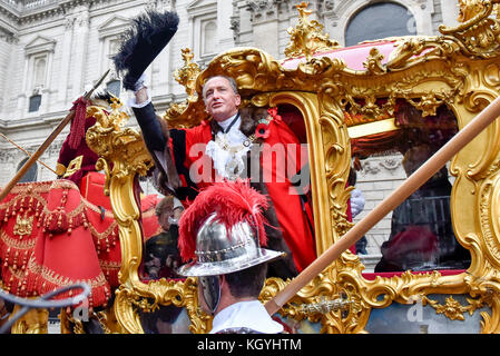 London, Großbritannien. 11 Nov, 2017. Charles Bowman, der Herr Bürgermeister, Wellen, die vom Staat Trainer außerhalb von St. Paul's Cathedral, während des Herrn Bürgermeister zeigen, der ältesten und größten Civic Prozession in der Welt. Seit mehr als 800 Jahren wird der neu gewählte Oberbürgermeister von London macht seinen Weg von der Stadt zu fernen Westminster Loyalität gegenüber der Krone zu schwören. Credit: Stephen Chung/Alamy leben Nachrichten Stockfoto