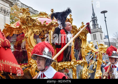 London, Großbritannien. 11 Nov, 2017. Charles Bowman, der Herr Bürgermeister, Wellen, die vom Staat Trainer außerhalb von St. Paul's Cathedral, während des Herrn Bürgermeister zeigen, der ältesten und größten Civic Prozession in der Welt. Seit mehr als 800 Jahren wird der neu gewählte Oberbürgermeister von London macht seinen Weg von der Stadt zu fernen Westminster Loyalität gegenüber der Krone zu schwören. Credit: Stephen Chung/Alamy leben Nachrichten Stockfoto