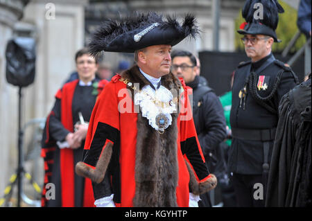 London, Großbritannien. 11 Nov, 2017. Charles Bowman, der Herr Bürgermeister, kommt in der St. Paul's Cathedral während des Herrn Bürgermeister zeigen, der ältesten und größten Civic Prozession in der Welt. Seit mehr als 800 Jahren wird der neu gewählte Oberbürgermeister von London macht seinen Weg von der Stadt zu fernen Westminster Loyalität gegenüber der Krone zu schwören. Credit: Stephen Chung/Alamy leben Nachrichten Stockfoto