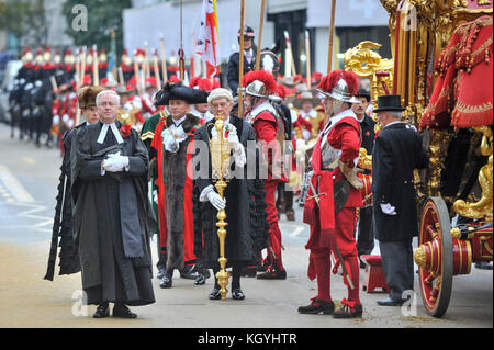 London, Großbritannien. 11 Nov, 2017. (Dritte Straße links, schwarzer Hut) Charles Bowman, der Herr Bürgermeister, kommt in den Zustand in der St. Paul's Cathedral während des Herrn Bürgermeister zeigen Trainer, der ältesten und größten Civic Prozession in der Welt. Seit mehr als 800 Jahren wird der neu gewählte Oberbürgermeister von London macht seinen Weg von der Stadt zu fernen Westminster Loyalität gegenüber der Krone zu schwören. Credit: Stephen Chung/Alamy leben Nachrichten Stockfoto