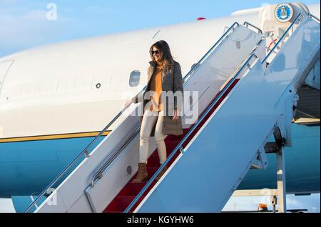 Anchorage, Alaska. 10 Nov, 2017. US-First Lady melania trump Schritte aus, um das Flugzeug nach der Rückkehr aus Peking Joint Base elmendorf - Richardson am 10. November 2017 in Anchorage, Alaska zu besuchen. Die erste Dame im Anchorage nach Abschluss ihres Besuchs in China mit dem Präsidenten gestoppt. Credit: planetpix/alamy leben Nachrichten Stockfoto