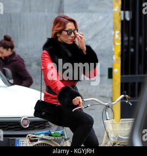 Die meisten berühmten Mailänder, Efe efe Bal Bal auf Fahrrad, Europas Trans, Radfahren durch die Straßen der Innenstadt. Stockfoto