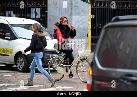 Die meisten berühmten Mailänder, Efe efe Bal Bal auf Fahrrad, Europas Trans, Radfahren durch die Straßen der Innenstadt. Stockfoto