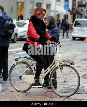 Die meisten berühmten Mailänder, Efe efe Bal Bal auf Fahrrad, Europas Trans, Radfahren durch die Straßen der Innenstadt. Stockfoto