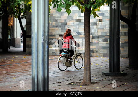 Die meisten berühmten Mailänder, Efe efe Bal Bal auf Fahrrad, Europas Trans, Radfahren durch die Straßen der Innenstadt. Stockfoto