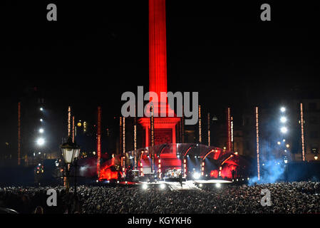 London, Großbritannien. 11. November 2017. U2 ein Konzert in Trafalgar Square spielen zu einem ausgewählten Publikum als Teil der MTV Europe Music Awards. Credit: Stephen Chung/Alamy leben Nachrichten Stockfoto