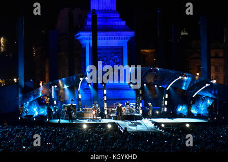 London, Großbritannien. 11. November 2017. U2 ein Konzert in Trafalgar Square spielen zu einem ausgewählten Publikum als Teil der MTV Europe Music Awards. Credit: Stephen Chung/Alamy leben Nachrichten Stockfoto