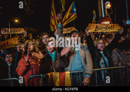 Barcelona, Spanien. November 2017. Katalanische Separatisten sind zutiefst traurig, als Verwandte der acht inhaftierten ehemaligen katalanischen Regierungsmitglieder ihre Erfahrungen während eines Massenprotests erklären, der ihre Freilassung fordert. Quelle: Matthias Oesterle/Alamy Live News Stockfoto