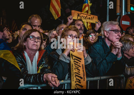 Barcelona, Spanien. November 2017. Katalanische Separatisten sind zutiefst traurig, als Verwandte der acht inhaftierten ehemaligen katalanischen Regierungsmitglieder ihre Erfahrungen während eines Massenprotests erklären, der ihre Freilassung fordert. Quelle: Matthias Oesterle/Alamy Live News Stockfoto