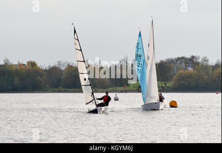 Segeln Boote genießen Sie einen Nachmittag auf chasewater Country Park unter gemischt Herbst Wetter Stockfoto