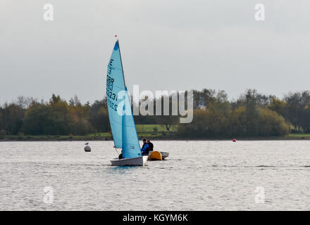 Segeln Boote genießen Sie einen Nachmittag auf chasewater Country Park unter gemischt Herbst Wetter Stockfoto