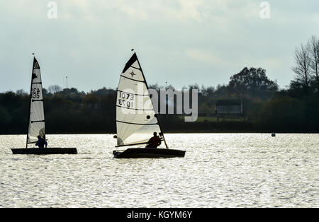 Segeln Boote genießen Sie einen Nachmittag auf chasewater Country Park unter gemischt Herbst Wetter Stockfoto