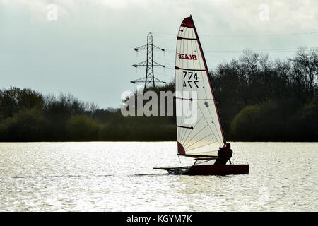 Segeln Boote genießen Sie einen Nachmittag auf chasewater Country Park unter gemischt Herbst Wetter Stockfoto