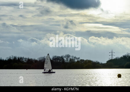 Segeln Boote genießen Sie einen Nachmittag auf chasewater Country Park unter gemischt Herbst Wetter Stockfoto