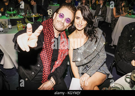 Madrid, Spanien. November 2017. BONO und PENELOPE CRUZ besuchen den Presseraum der Music Awards 40 im Wizink Center in Madrid. Quelle: Jack Abuin/ZUMA Wire/Alamy Live News Stockfoto