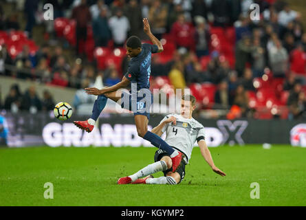 Fußball-Freundschaftsspiel, London, November 10, 2017 Matthias Ginter, dfb 4 für den Ball gegen Marcus rashford konkurrieren, Ger 19 England - Deutschland 0:0 Wm 2018 Vorbereitung Spiel in Wembley, London, Großbritannien, 10. November 2017, Saison 2017/2018 © Peter Schatz/alamy leben Nachrichten Stockfoto